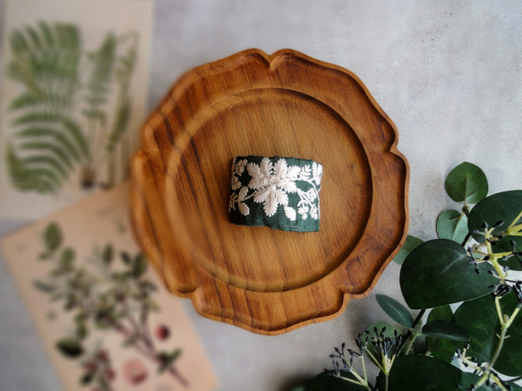刺繡リボンのポニーフック ■ カーブデザイン ■ クリーム色の草花刺繍　B：グリーン 1枚目の画像