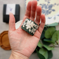 刺繡リボンのポニーフック ■ カーブデザイン ■ クリーム色の草花刺繍　B：グリーン 4枚目の画像