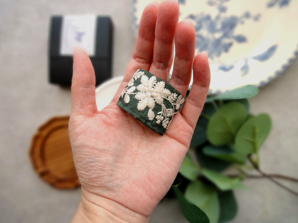 刺繡リボンのポニーフック ■ カーブデザイン ■ クリーム色の草花刺繍　B：グリーン 4枚目の画像