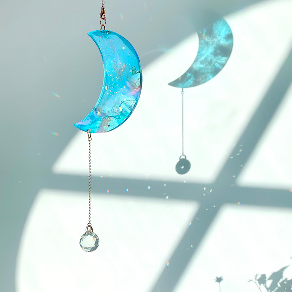 レジンとオーストリアクリスタルボールのサンキャッチャー iridescent blue night crystal 4枚目の画像