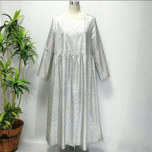 着物リメイク♡　留め袖ギャザーフリルワンピース落款付き正絹♡☆♧♤ 逸品 黒留袖の風格 差し色ギャザーワンピース スリット袖