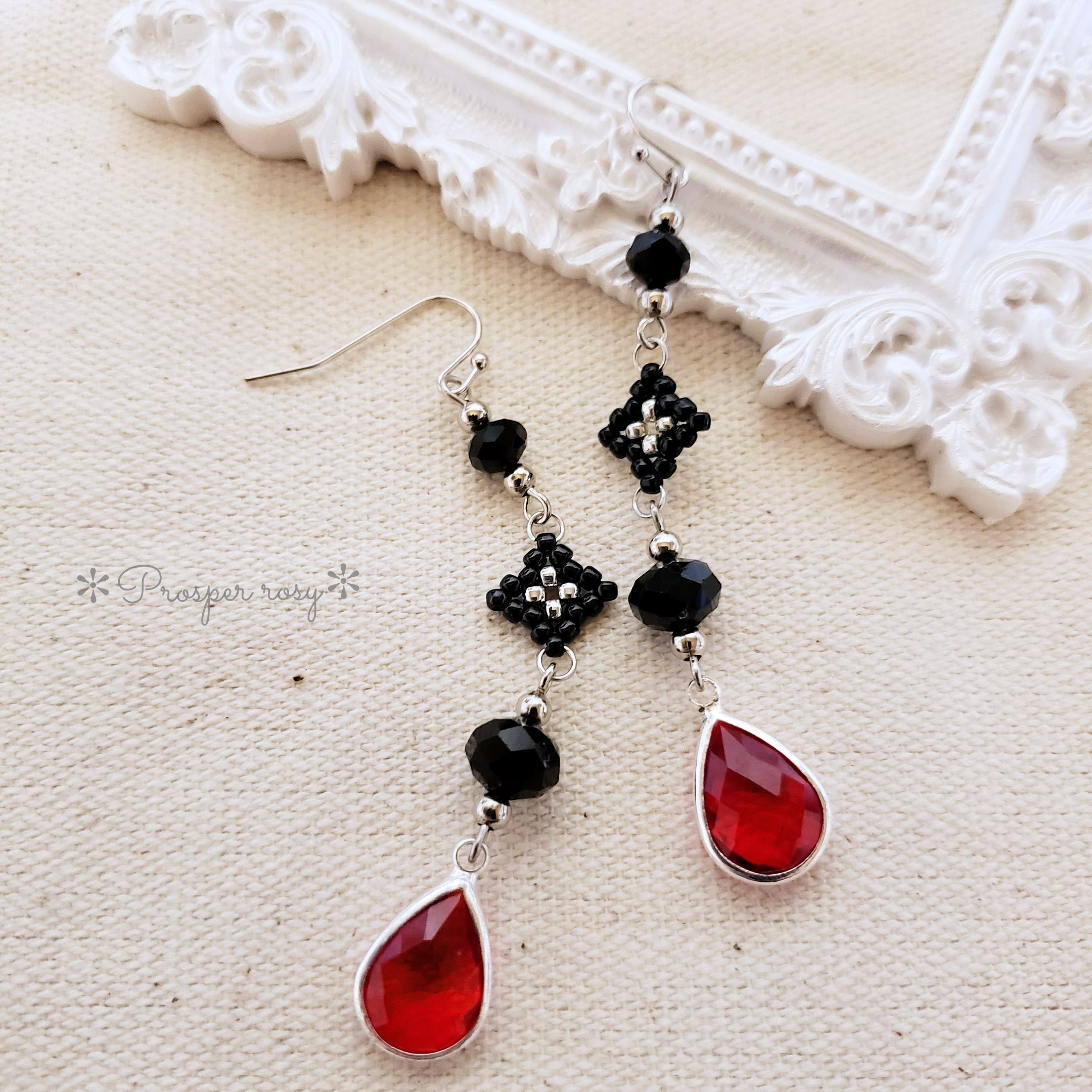 SWAROVSKI ピアス　高級感　赤石　可愛い　雫 スワロフスキー 赤の雫 小さい ピアス】 ピアス（その他