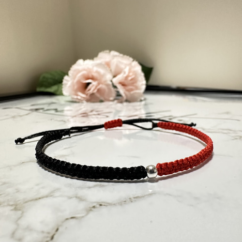 送料無料】ミサンガ ブレスレット（シルバービーズ付き） 赤×黒