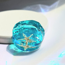 エメラルドグリーンの宝石風ヘアゴム / 青 / 半球 / レジン / 海