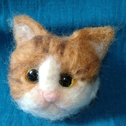 羊毛フェルト ハチワレ猫ブローチ 1枚目の画像