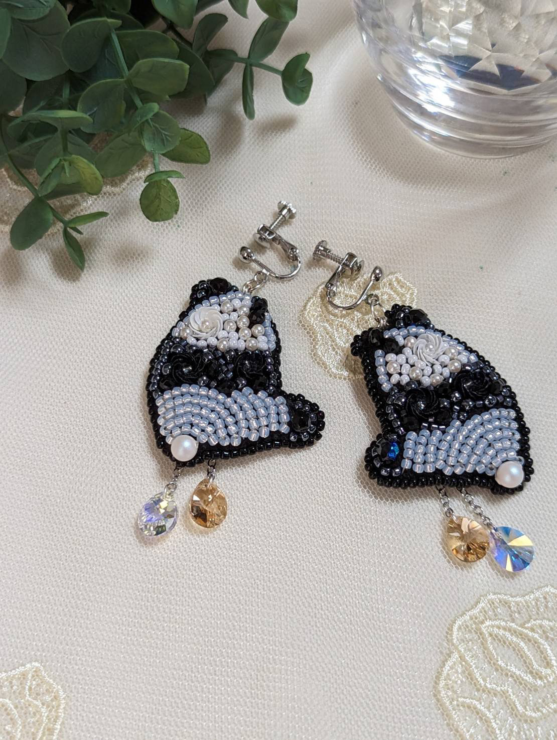 ビーズ刺繍ぱんだイヤリング