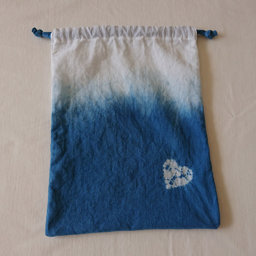 ラブ＆ピースな木綿さらし巾着袋（藍染め） 巾着袋 つぎいろ 通販