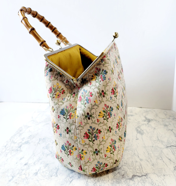 バンブーハンドルのゴブラン織がま口バッグ(タッセル付き) 