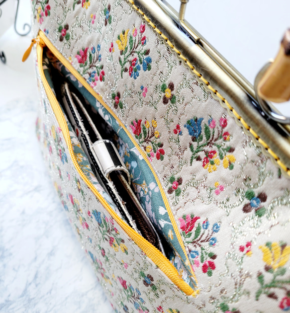 バンブーハンドルのゴブラン織がま口バッグ(タッセル付き) 