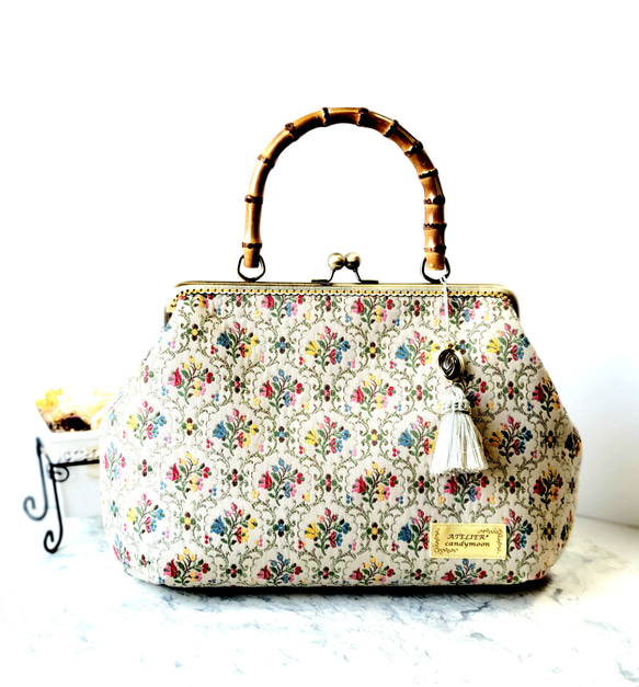 バンブーハンドルのゴブラン織がま口バッグ(タッセル付き) 