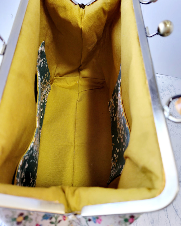 バンブーハンドルのゴブラン織がま口バッグ(タッセル付き) 