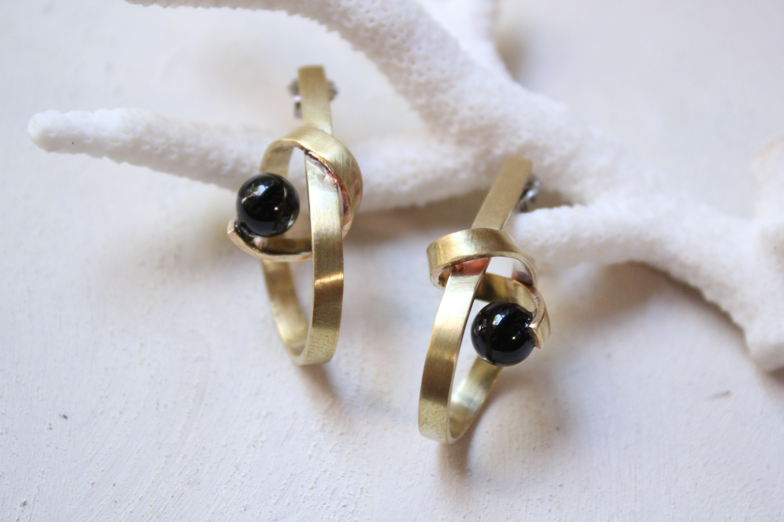 真鍮とオニキスのくるくるピアス　azur