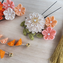 つまみ細工×金箔 髪飾りセット・オレンジグラデーションと白のお花、蕾／成人式や卒業式の振袖や袴、七五三に 4枚目の画像