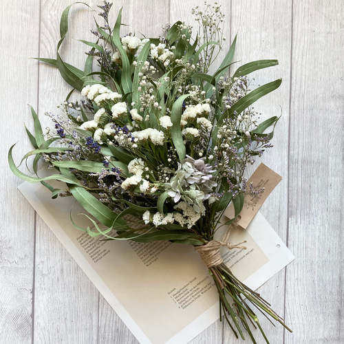 ラベンダー香る 細葉ユーカリとスターチスとカスミソウの