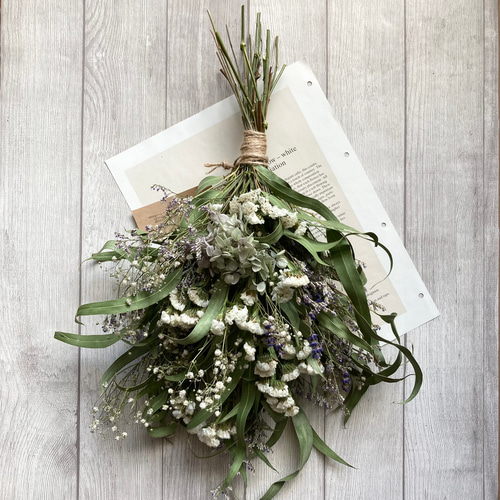 ラベンダー香る 細葉ユーカリとスターチスとカスミソウのスワッグ