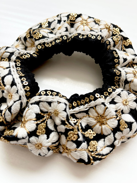 インド刺繍リボンで作ったシュシュ＊ブラック×ホワイト 2枚目の画像