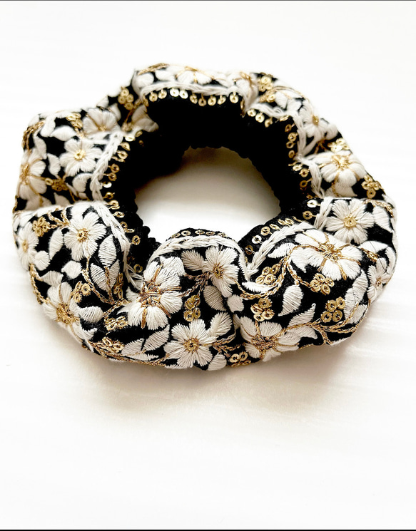 インド刺繍リボンで作ったシュシュ＊ブラック×ホワイト 1枚目の画像