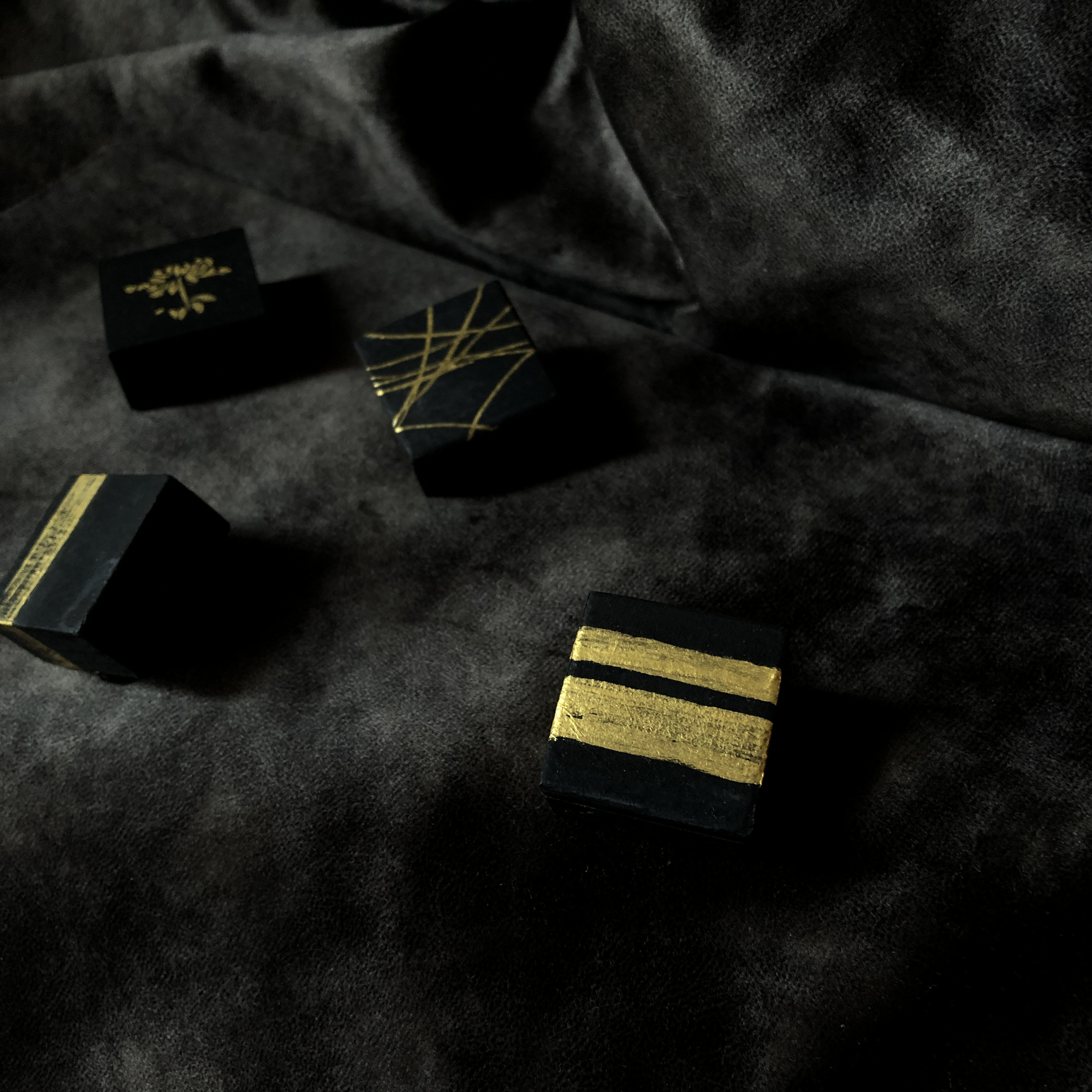 デザインブローチblack&gold