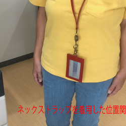 栃木レザー　リール付きネックストラップ　レッド色　日本製　本革　ハンドメイド　伸びるリール付き　約36センチ伸びる　 8枚目の画像