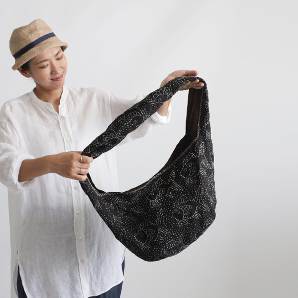 母の日ＳＡＬＥ　黒リネン生地に木綿白糸を刺し子 刺繍  魚紋　トートバッグ ショルダーバッグ鞄Z89A 4枚目の画像