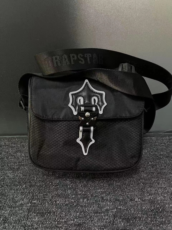 Trapstar ショルダーバッグ トラップスター ブラック 肩掛け Trapstar ショルダーバッグ トラップスター ブラック 肩掛け