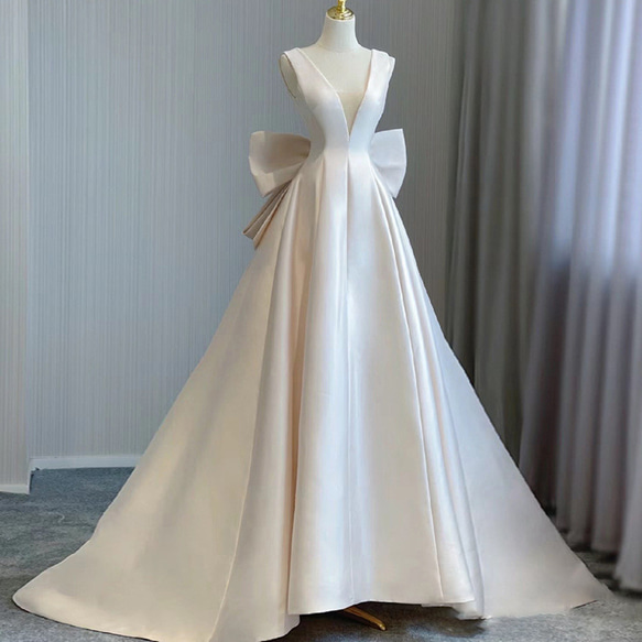 バックオープン ウェディングドレス リボン Vネック プリンセス 2枚目の画像