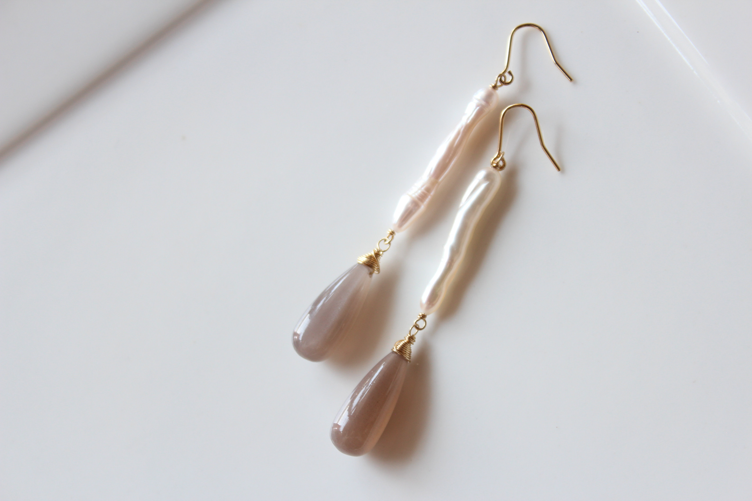 天然石　チョコレートムーンストーンとスティックパールのピアス14kgf