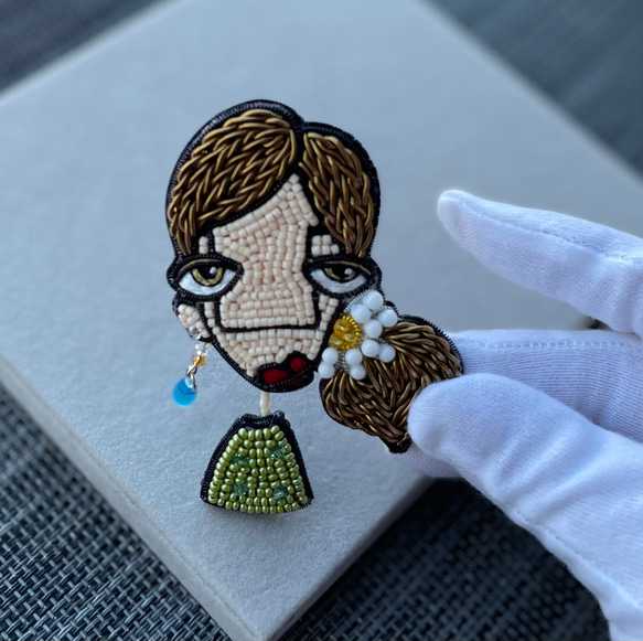 ビーズ刺繍のブローチ　-青いイヤリングをしたレディ- lady 6枚目の画像