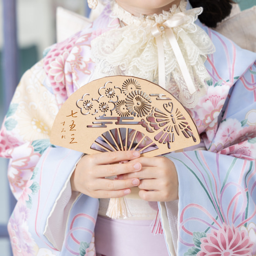 名入れ無料》七五三 扇子⌇木製「梅菊と蝶」撮影小物・命名札にも