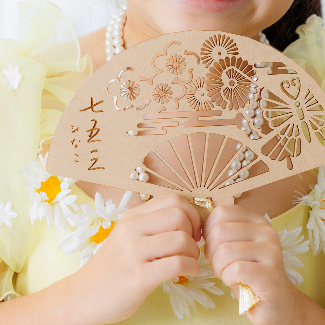 七五三 扇子, 記念撮影, 木製「梅菊と蝶」/記念品, 七五三撮影, 木製プロップス, スタンドつき 七五三 扇子, 記念撮影, 木製「梅菊と蝶」/記念品, 七五三撮影, 木製プロップス, スタンドつき