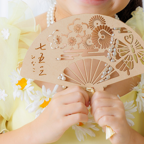 名入れ無料》七五三 扇子⌇木製「梅菊と蝶」撮影小物・命名札にも