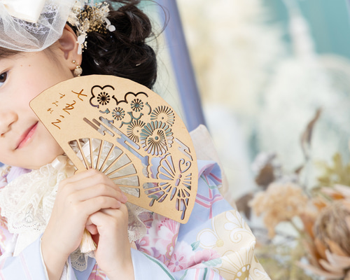 名入れ無料》七五三 扇子⌇木製「梅菊と蝶」撮影小物・命名札にも
