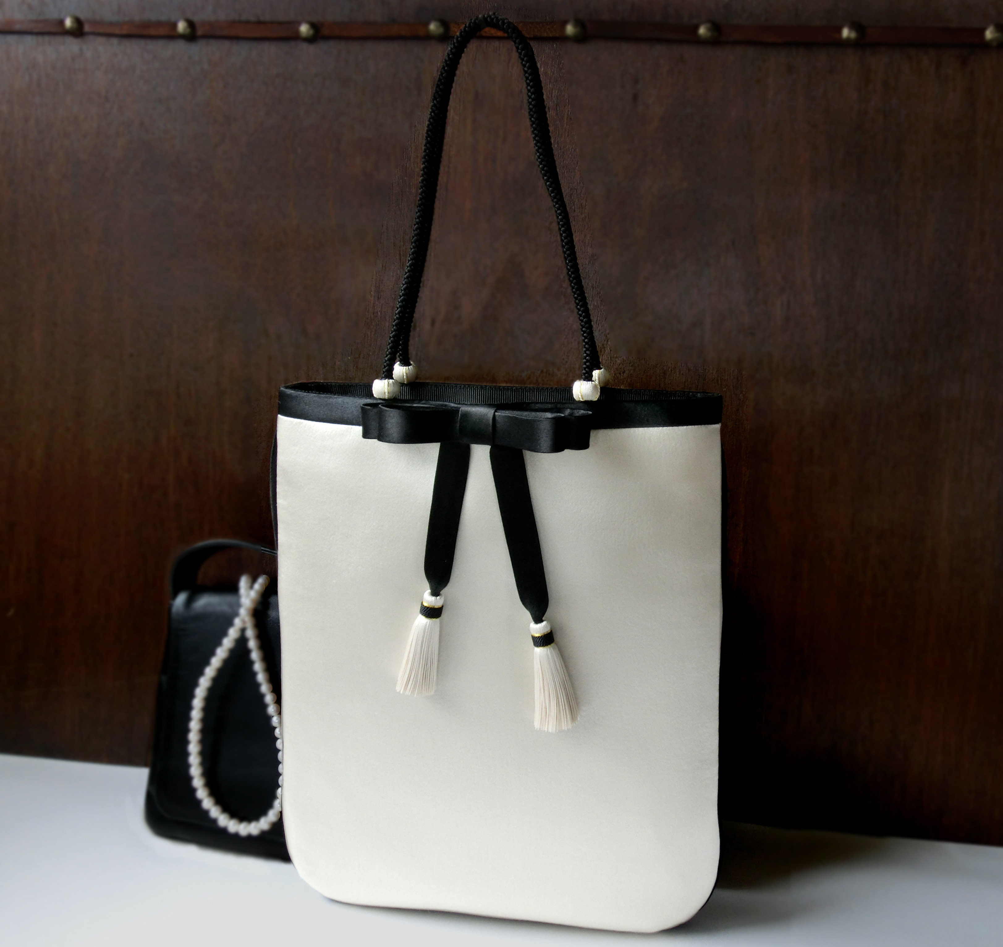 シルクサテンのサブバッグ　オフホワイト×ブラック　セレモニー　パーティ用