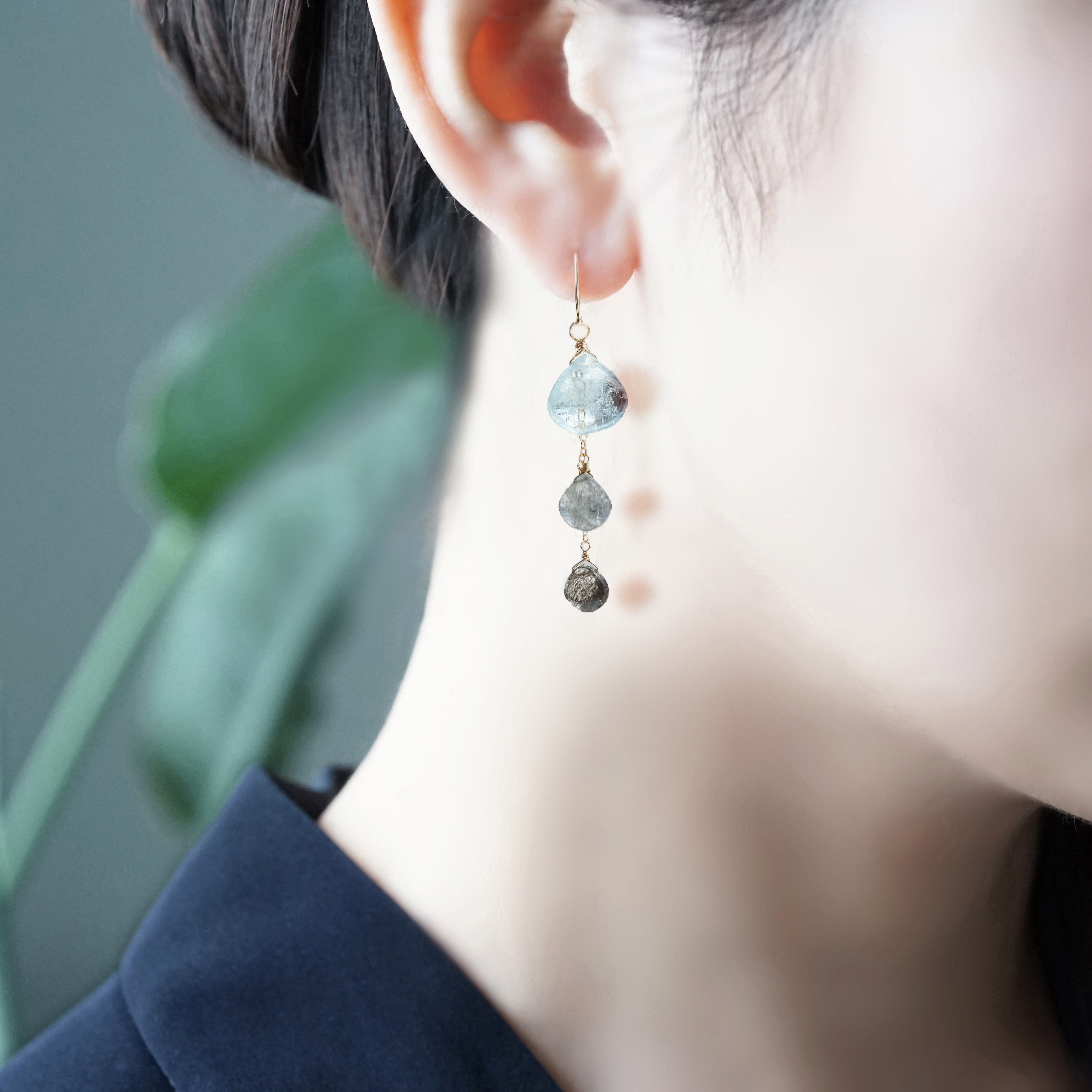 モスアクアマリンのぷるっとしたマロンシャンデリアピアス・サージカルステンレス　～霧海（むかい）