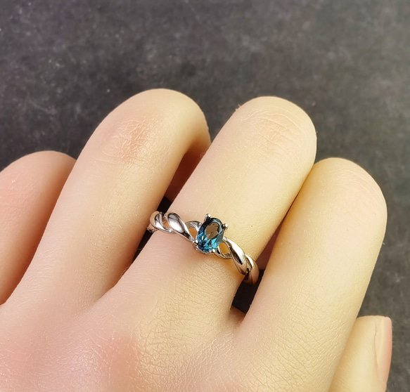 天然誕生石「ロンドンブルートパーズ」銀製リング☆デザイン重視ねじりアーム☆つけっぱなしOK♪ 1枚目の画像