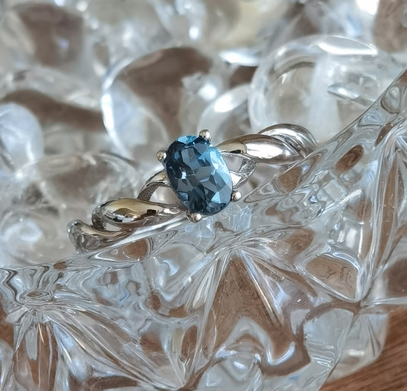 天然誕生石「ロンドンブルートパーズ」銀製リング☆デザイン重視ねじりアーム☆つけっぱなしOK♪ 7枚目の画像