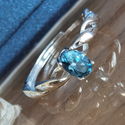 天然誕生石「ロンドンブルートパーズ」銀製リング☆デザイン重視ねじりアーム☆つけっぱなしOK♪ 5枚目の画像