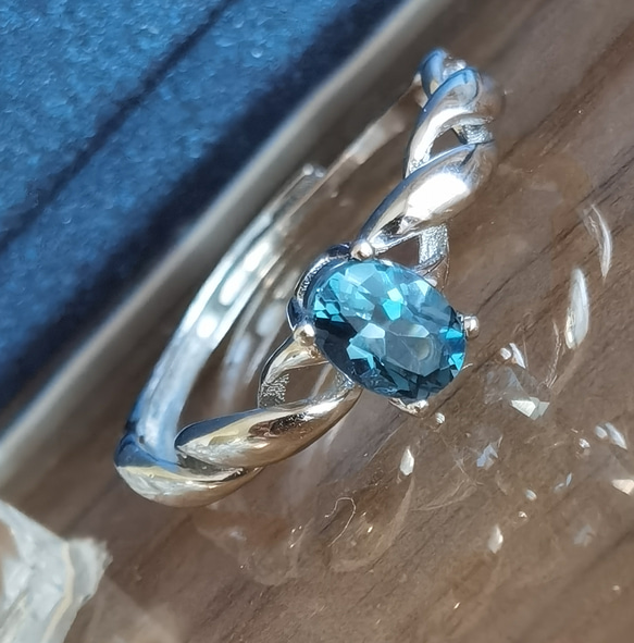 天然誕生石「ロンドンブルートパーズ」銀製リング☆デザイン重視ねじりアーム☆つけっぱなしOK♪ 5枚目の画像