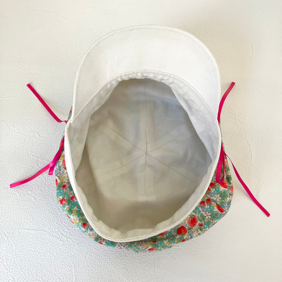 ベビーキッズの帽子　いちごと小花柄のキャスケット（こどもサイズ　ピンクリボン） 6枚目の画像