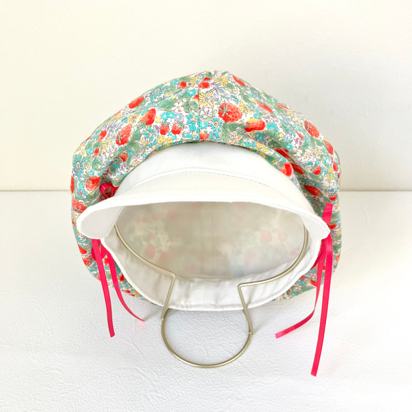 ベビーキッズの帽子　いちごと小花柄のキャスケット（こどもサイズ　ピンクリボン） 1枚目の画像