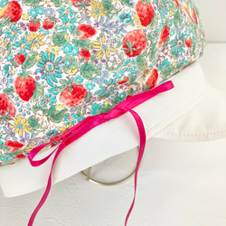 ベビーキッズの帽子　いちごと小花柄のキャスケット（こどもサイズ　ピンクリボン） 5枚目の画像