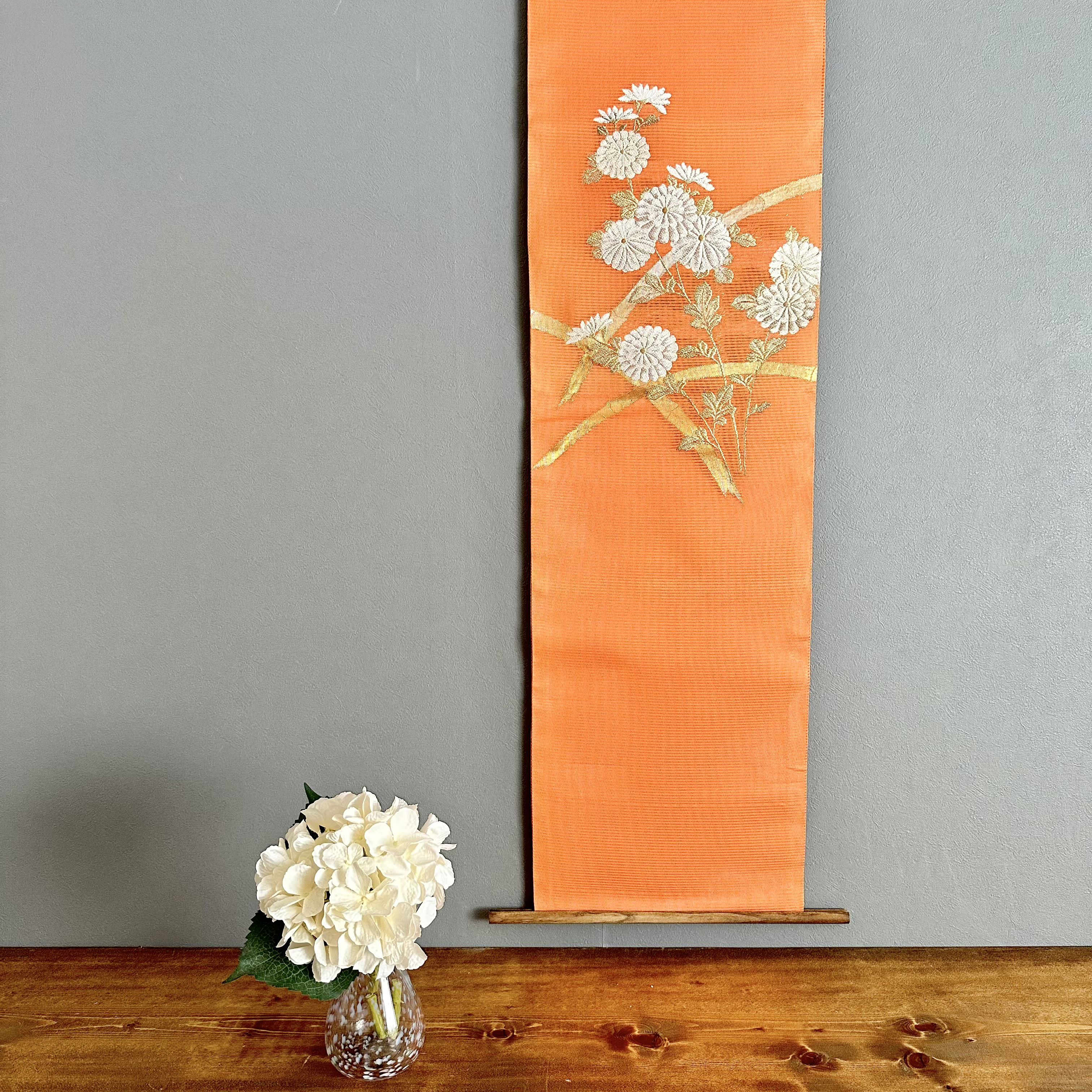 夏帯のタペストリー　涼しげな柿色に金色の菊　着物リメイク インテリア　掛け軸 　和モダン　和室　Kimono 秋色