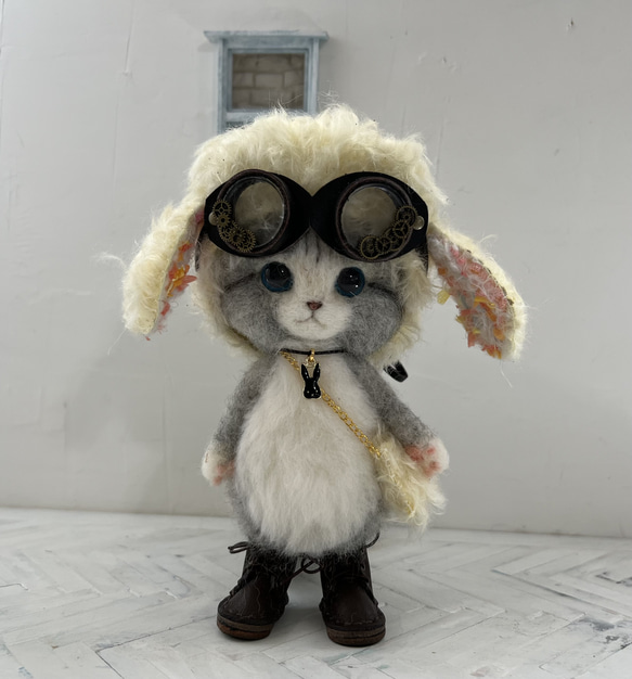 Hさまご予約商品　たれ耳うさぎ帽子のごーぐるにゃんこ 羊毛フェルト ねこ　ぬいぐるみ　 2枚目の画像