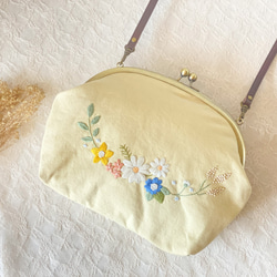 《即納》お花畑のショルダーバッグ（イエロー）　～手刺繍のがま口バッグ～ 1枚目の画像