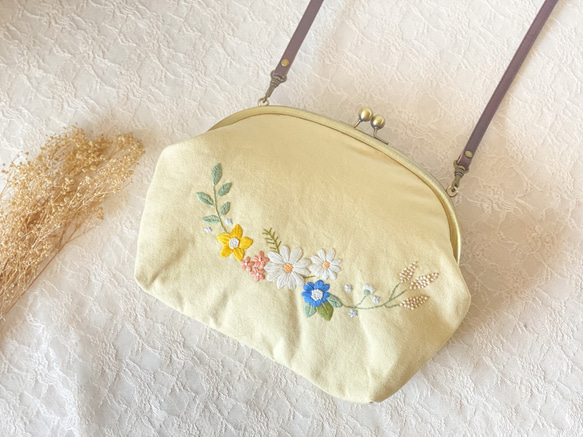 《即納》お花畑のショルダーバッグ（イエロー）　～手刺繍のがま口バッグ～ 1枚目の画像