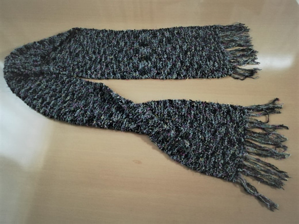 ミックス糸の手編みストール（ブラック系） 6枚目の画像