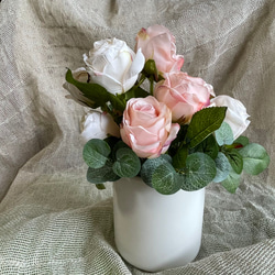ピンクと白のバラ、ユーカリの枝葉、白い陶器ボトル 1枚目の画像