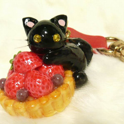 にゃんこのしっぽ○いちごタルトのキーホルダー○黒猫① 2枚目の画像