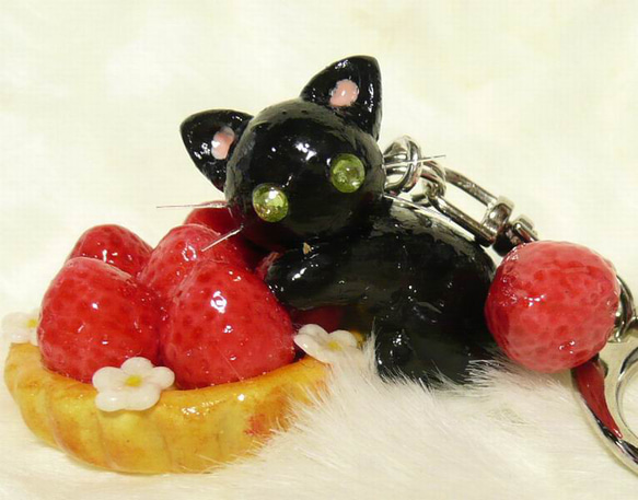 にゃんこのしっぽ○いちごタルトのキーホルダー○黒猫② 2枚目の画像