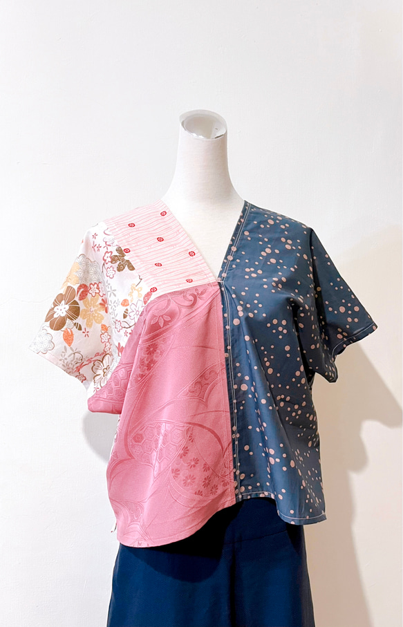 Jul's* 和風のピンクの花とコントラストカラーのドットを組み合わせた、四角い服、四角い服、手作りの服 1枚目の画像